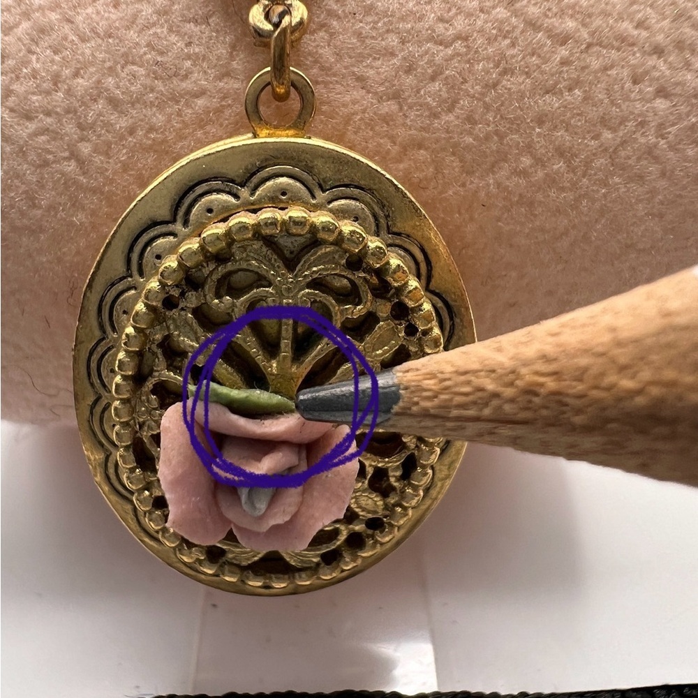 Vintage 1928 Pink Rose Locket on a gold tone chain - Picture 12 of 12